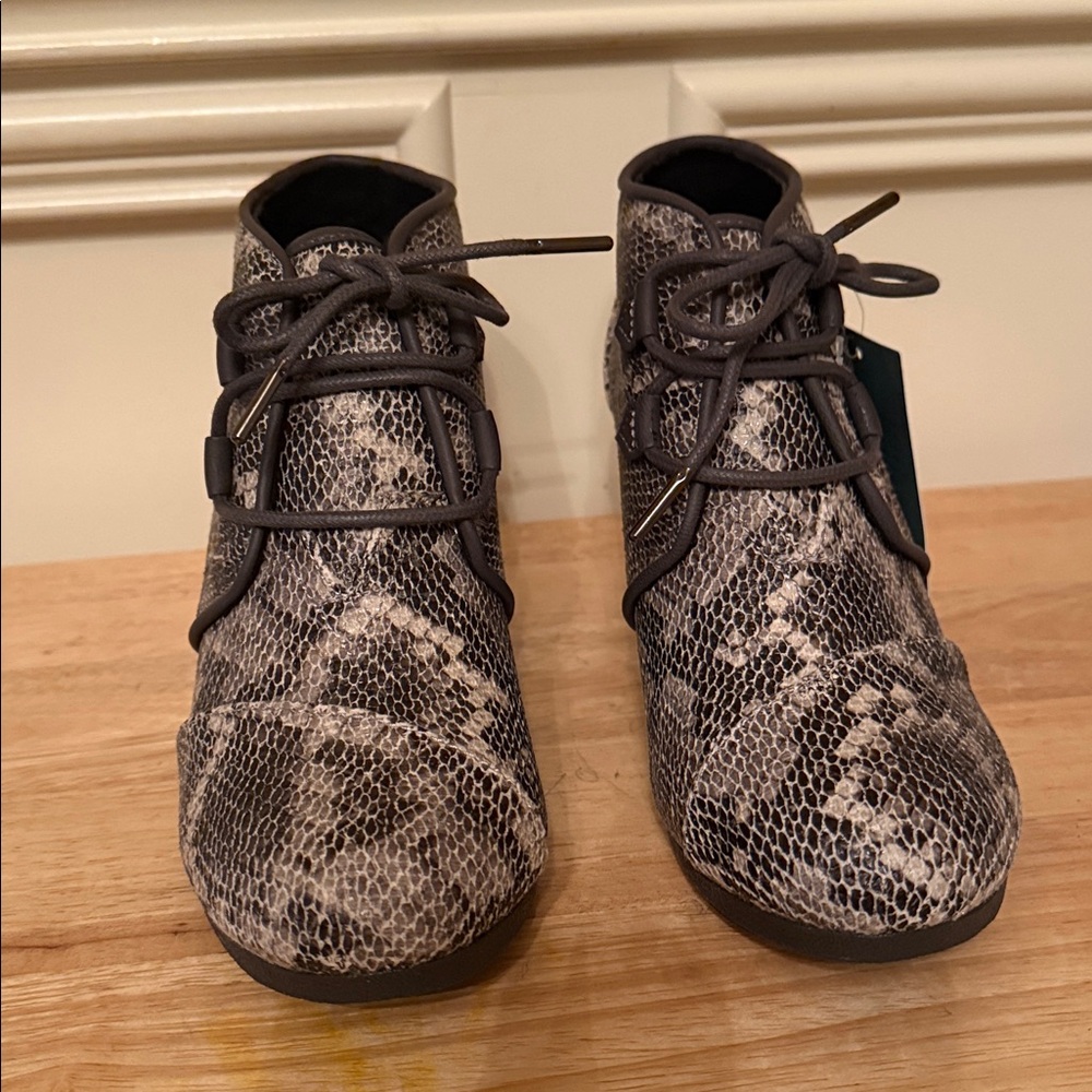 NWT TOMS Kala Snake Print Lace-Up Wedge Booties - Grey/Black Sz 7.5